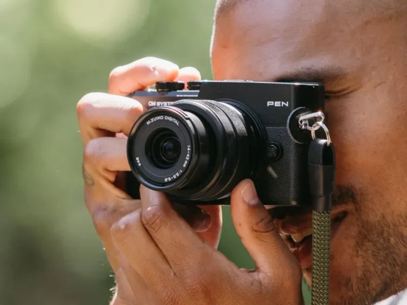 Kecil Tapi Tangguh! OM SYSTEM PEN, Kamera Mirrorless Anti Debu Cipratan Air yang Siap Menemanimu Berpetualang
